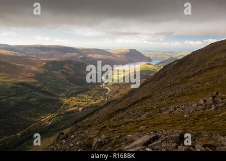 Guardando verso il basso sulla Ennerdale dal Scarth Gap sentiero, Lake District, UK. Foto Stock