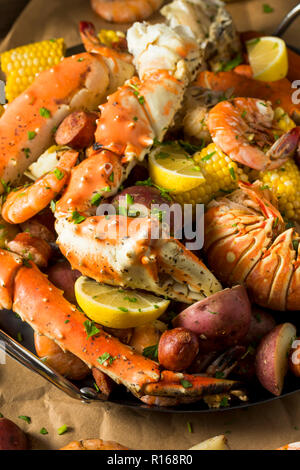 In casa la musica Cajun Seafood bollire con Astici granchi e gamberi Foto Stock