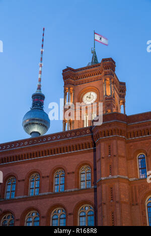Il Rotes Rathaus e la torre della televisione di Alexanderplatz, Berlin-Mitte, Berlino, Germania
