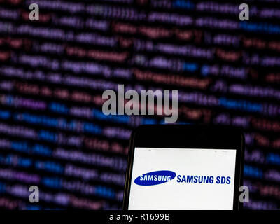 Samsung SDS si vede il logo visualizzato sul telefono intelligente. Samsung SDS, fondata nel 1985, come una filiale del gruppo Samsung è stata la fornitura di servizi di informatica. Questi includono i servizi di consulenza e servizi tecnici; e servizi di outsourcing. Foto Stock