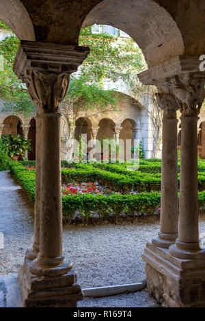 Cortile della St Paul de Mausole - asilo dove Vincent van Gogh è stata trattata nei pressi di San Remy de Provence, Francia Foto Stock