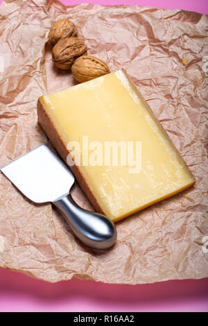 Pezzo di età Comte o Gruyère de Comte, AOC formaggio francese fatta da pastorizzato di latte di vacca in Franche-Comte regione della Francia orientale con tradi Foto Stock