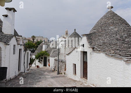 Unico piccolo Sud Italia città Alberobello con pietre antient case conica trullo, destinazione turistica, regione Puglia in provincia di Bari Foto Stock