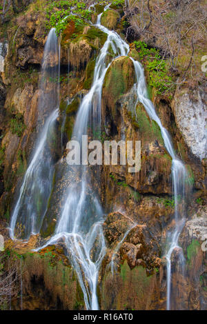Splendida cascata poco capture in laghi di Plitvice, Croazia Foto Stock