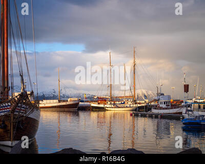 Porto di Husavik, Islanda con le navi antiche al mattino presto Foto Stock