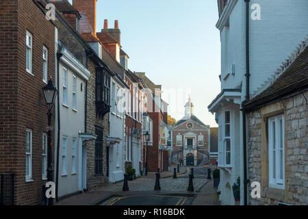 Visualizza in basso Market Street che conduce al Guildhall, Poole Foto Stock