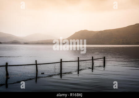 Fotografie dal nord del Lake District, Derwent Water Brandlehow boschi e Lodore Falls, natura e scatti naturali con elementi di esseri umani. Foto Stock