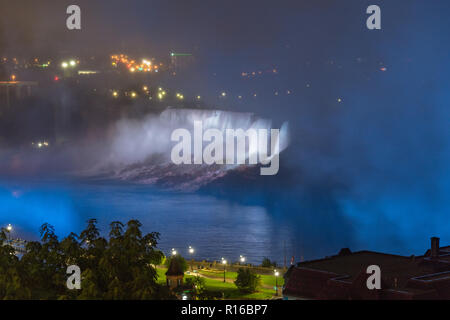 American Cascate del Niagara di notte dal lato canadese, Ontario, Canada Foto Stock