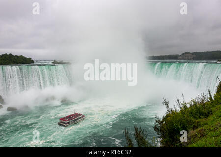 Le Cascate del Niagara e la barca turistica dal lato canadese, Ontario, Canada Foto Stock