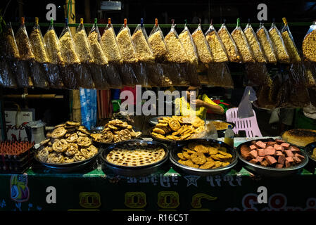 Una giovane donna nel suo stallo alimentari vicino alla Pagoda Kyauktawgyi, Mandalay Myanmar. Foto Stock