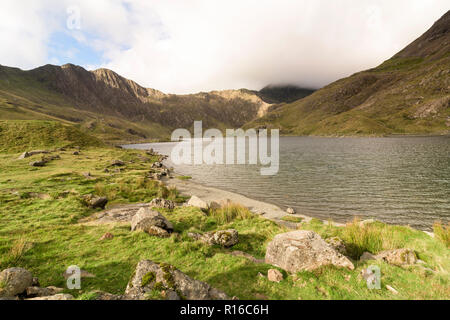 Vista su tutta Llyn Llydaw accanto ai minatori la via verso la cima di Mount Snowdon nel Galles del Nord Foto Stock