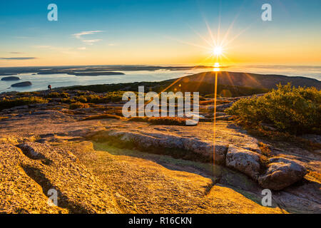 Sunrise nel Parco Nazionale di Acadia osservati dalla cima del Cadillac Mountain. Foto Stock