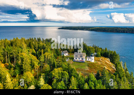 Vista aerea di Isola di Bear Lighhouse. Isola di Bear e l'Orso Island Lighthouse sono situati nella comunità delle isole di mirtillo palustre, in Acadia National P Foto Stock