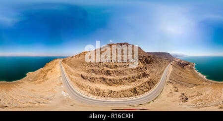 Visualizzazione panoramica a 360 gradi di 360-grado immagine dalla vista aerea della strada principale lungo il Mar Morto, prese con il fuco vicino alle rocce delle montagne ascendente, Giordania