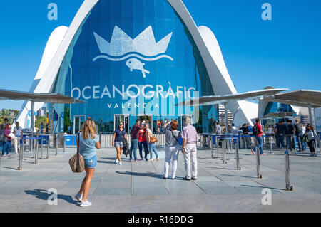 Valencia, Spagna - Octuber 15, 2016: la Città delle Arti e delle scienze dell'architetto Calatrava. I visitatori di fronte all'acquario oceanografico Foto Stock