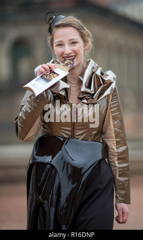 Dresden, Germania. 09Nov, 2018. Michelle Klinkenberg, Dresda ragazza di cioccolato, morsi in una barretta di cioccolato al Choco Classico Sagra del Cioccolato in lo Zwinger. La festa dura dal 9 al 11 novembre 2018. Credito: Monika Skolimowska/dpa-Zentralbild/dpa/Alamy Live News Foto Stock