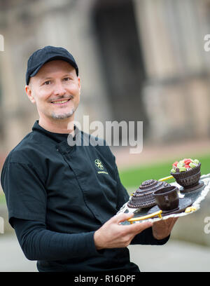 Dresden, Germania. 09Nov, 2018. Gerhard Petzl, artista del cioccolato, detiene un bar con vari oggetti di cioccolato al Choco-Classico Sagra del Cioccolato in lo Zwinger. La festa dura dal 9 al 11 novembre 2018. Credito: Monika Skolimowska/dpa-Zentralbild/dpa/Alamy Live News Foto Stock