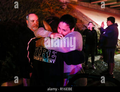 Pechino, Stati Uniti, Cina. 8 Novembre, 2018. Testimoni abbracciarsi al di fuori del confine Bar e Grill dove un pistolero shot persone in Thousand Oaks, California, Stati Uniti, nov. 8, 2018. Credito: Zhao Hanrong/Xinhua/Alamy Live News Foto Stock