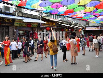 Hanoi, Vietnam. 8 Novembre, 2018. Turisti visitano Van Phuc villaggio di seta ad Hanoi, Vietnam, su nov. 8, 2018. Van Phuc è una delle più famose e antiche di tessitura della seta villaggio in Vietnam. I suoi prodotti non solo sono ampiamente consumati in Vietnam ma anche esportati in molti altri paesi e regioni in tutto il mondo. Credito: Ngo Minh Tien/Xinhua/Alamy Live News Foto Stock