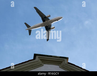 Il 31 ottobre 2018 la Turingia, Erfurt: un aereo commerciale vola al di sopra di un edificio residenziale nel centro della città. Foto: Soeren Stache/dpa-Zentralbild/ZB Foto Stock