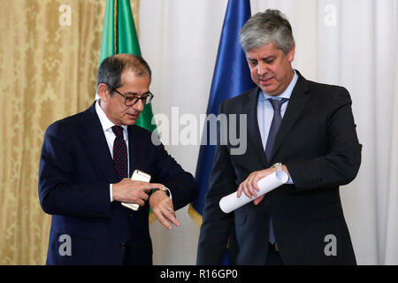 Giovanni Tria e Mario Centeno guardare l'orologio a Roma il 9 novembre 2018. Incontro tra il ministro italiano dell'economia e il Presidente dell'Eurogruppo. Foto di Samantha Zucchi Insidefoto Foto Stock