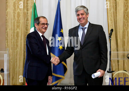 Giovanni Tria e Mario Centeno agitando la mano a Roma il 9 novembre 2018. Incontro tra il ministro italiano dell'economia e il Presidente dell'Eurogruppo. Foto di Samantha Zucchi Insidefoto Foto Stock