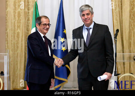 Giovanni Tria e Mario Centeno agitando la mano a Roma il 9 novembre 2018. Incontro tra il ministro italiano dell'economia e il Presidente dell'Eurogruppo. Foto di Samantha Zucchi Insidefoto Foto Stock