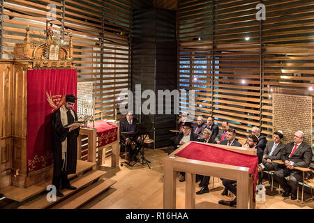 Liberec, Repubblica Ceca. 09Nov, 2018. L'anniversario dei 1938 Kristallnacht (la notte dei cristalli) anti-pogrom ebreo nel novembre 1938, quando la sinagoga a Liberec (poi Reichenberg in tedesco) è stata bruciata, è stato commemorato in una nuova sinagoga nella città oggi, venerdì, 9 novembre 2018. Credito: Radek Petrasek/CTK foto/Alamy Live News Foto Stock