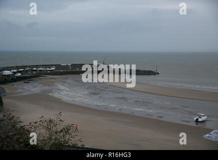 New Quay, Wales, Regno Unito.9 Novembre 2018,Stormy bagnato e ventoso in New Quay, il Galles. Barche sono state sollevate dall'acqua e posto nel locale di parcheggio auto per la sicurezza per proteggerli dai forti venti di oltre 50MPH.Credit: KeithLarby/Alamy Live News Foto Stock