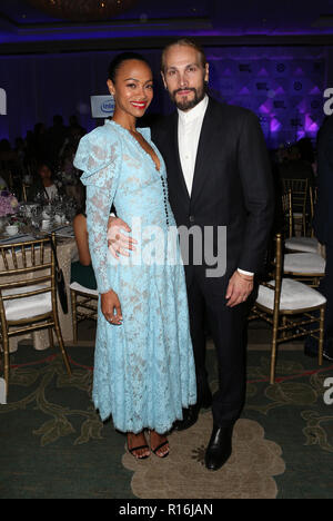 LOS ANGELES, CA - 8 novembre: Marco Perego, Zoe Saldana, all'Eva Longoria Foundation Cena di Gala in onore di Zoe Saldana e Gina Rodriguez al Four Seasons di Beverly Hills, a Los Angeles, la California il 8 novembre 2018. Credito: Faye Sadou/MediaPunch Foto Stock