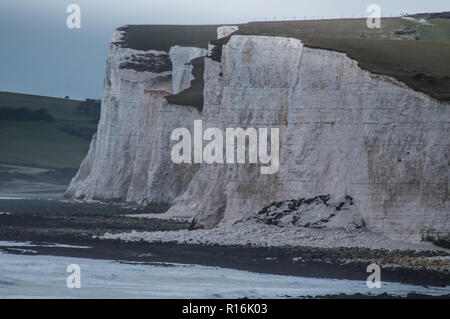 Birling Gap, Eastbourne, East Sussex, Regno Unito. 9th novembre 2018. C'è stata un'altra caduta di scogliera molto significativa a Flagstaff a ovest della recente caduta a Flat Hill che NT ha consigliato è stato il più grande per oltre un decennio, tuttavia la caduta più recente può rivelarsi ancora più grande. Foto Stock