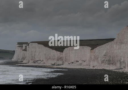 Birling Gap, Eastbourne, East Sussex, Regno Unito. 9th novembre 2018. C'è stata un'altra caduta di scogliera molto significativa a Flagstaff a ovest della recente caduta a Flat Hill che NT ha consigliato è stato il più grande per oltre un decennio, tuttavia la caduta più recente, a sinistra di centro in foto, può rivelarsi ancora più grande. Foto Stock