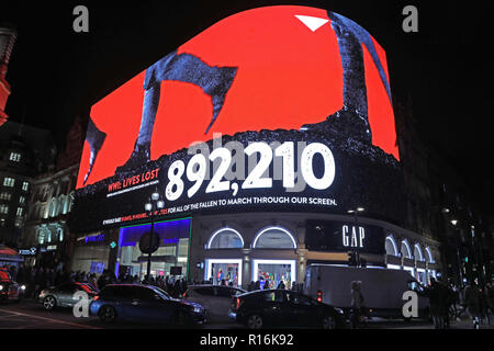 Londra, Regno Unito. 9 Nov, 2018. Le schermate di Piccadilly Circus scambiati la pubblicità per i messaggi di armistizio e marciando piedi in anticipo di due minuti di silenzio osservati a 7pm in ricordo del centesimo anniversario dell'Armistizio a Piccadilly Circus a Londra. Folle si radunarono a guardare come il suono di piedi di marching risuonate attraverso le strade circostanti. Credito: Paul Brown/Alamy Live News Foto Stock