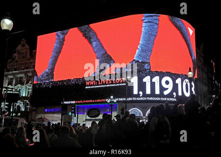 Londra, Regno Unito. 9 Nov, 2018. Le schermate di Piccadilly Circus scambiati la pubblicità per i messaggi di armistizio e marciando piedi in anticipo di due minuti di silenzio osservati a 7pm in ricordo del centesimo anniversario dell'Armistizio a Piccadilly Circus a Londra. Folle si radunarono a guardare come il suono di piedi di marching risuonate attraverso le strade circostanti. Credito: Paul Brown/Alamy Live News Foto Stock
