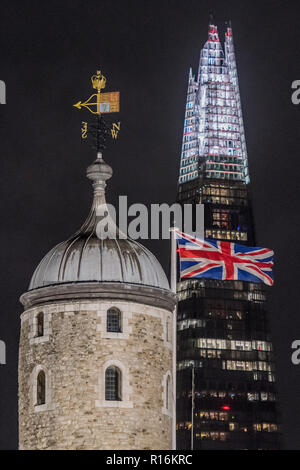 Londra, Regno Unito. 9 Nov, 2018. L'Unione Jack vola al di sopra della Torre di Londra Credito: Guy Bell/Alamy Live News Foto Stock