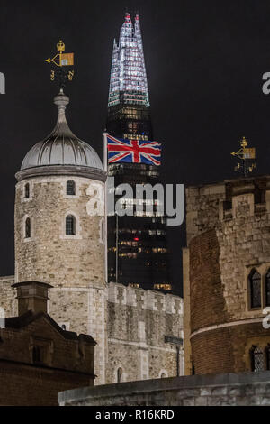 Londra, Regno Unito. 9 Nov, 2018. L'Unione Jack vola al di sopra della Torre di Londra Credito: Guy Bell/Alamy Live News Foto Stock