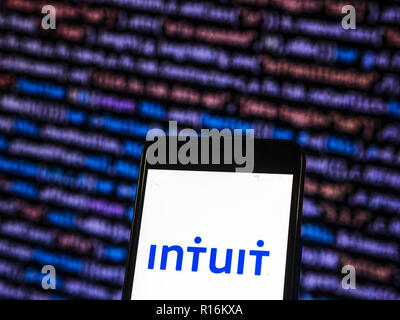 Kiev, Ucraina. 9 Nov, 2018. Intuit Inc. logo che si vede visualizzato sul telefono intelligente. Intuit Inc. è un business e finanziarie società di software che sviluppa e commercializza a livello finanziario, contabile e fiscale del software di preparazione e i relativi servizi per le piccole e medie imprese, commercialisti, ed individui. Credito: Igor Golovniov SOPA/images/ZUMA filo/Alamy Live News Foto Stock