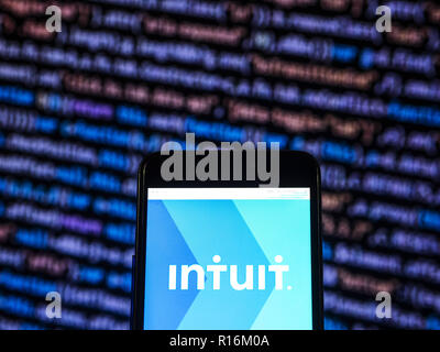 Kiev, Ucraina. 9 Nov, 2018. Intuit Inc. logo che si vede visualizzato sul telefono intelligente. Intuit Inc. è un business e finanziarie società di software che sviluppa e commercializza a livello finanziario, contabile e fiscale del software di preparazione e i relativi servizi per le piccole e medie imprese, commercialisti, ed individui. Credito: Igor Golovniov SOPA/images/ZUMA filo/Alamy Live News Foto Stock