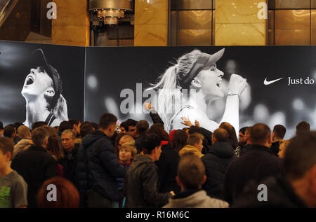 Kiev, Ucraina. 9 Nov, 2018. La gente è venuto alla riunione con ELINA SVITOLINA, ucraino giocatore di tennis, durante il corso di una sessione di autografi di Kiev, in Ucraina, in data 9 novembre 2018. Elina Svitolina dell'Ucraina vincendo contro Sloane Stephens di USA e registrare la più grande vittoria della sua carriera quando ha aderito per un 2-1 (3-6, 6-2, 6-2), durante le loro singole partita finale del BNP Paribas WTA Finals 2018 tenutasi a Singapore il 28 ottobre 2018, e si è conclusa il yearas come il quarto posto nella classifica WTA, come media riportati. Credito: Serg Glovny/ZUMA filo/Alamy Live News Foto Stock