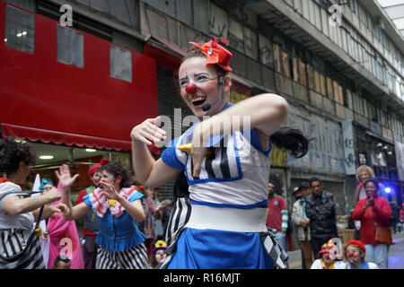 Sao Paulo, Brasile. 9 Novembre 2018.9 Novembre 2018 RIUNIONE INTERNAZIONALE DELLE DONNE CLOWN: Donne clown partecipare ai ''risate, l amore e la resistenza'' sfilata per le vie del centro storico in SÃ£o Paulo durante la riunione Internazionale delle Donne clown. Circa 50 i clown a sinistra per le strade del centro di Sao Paulo a 'palhacear', tenendo lo spazio pubblico come un anello e se correlato alla città in un intenso, artistico e critico! Credito: Cris Faga/ZUMA filo/Alamy Live News Foto Stock