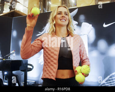 Kiev Kiev, Ucraina. 9 Nov, 2018. Ucraino giocatore di tennis Elina Svitolina partecipa ad un incontro con i suoi fan durante una sessione di autografi di Kiev. Elina Svitolina dell'Ucraina vincendo contro Sloane Stephens di USA e registrare la più grande vittoria della sua carriera quando ha aderito per un 2-1 (3-6, 6-2, 6-2), durante le loro singole partita finale del BNP Paribas WTA Finals 2018 tenutasi a Singapore il 28 ottobre 2018. Credito: Pavlo Gonchar SOPA/images/ZUMA filo/Alamy Live News Foto Stock