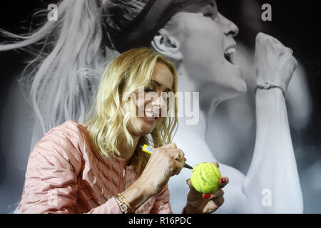 Kiev Kiev, Ucraina. 9 Nov, 2018. Ucraino giocatore di tennis Elina Svitolina partecipa ad un incontro con i suoi fan durante una sessione di autografi di Kiev. Elina Svitolina dell'Ucraina vincendo contro Sloane Stephens di USA e registrare la più grande vittoria della sua carriera quando ha aderito per un 2-1 (3-6, 6-2, 6-2), durante le loro singole partita finale del BNP Paribas WTA Finals 2018 tenutasi a Singapore il 28 ottobre 2018. Credito: Pavlo Gonchar SOPA/images/ZUMA filo/Alamy Live News Foto Stock