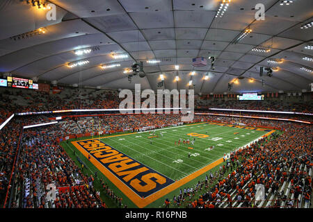 Syracuse, New York, Stati Uniti d'America. 09Nov, 2018. Vista generale del Carrier Dome durante la seconda metà del gioco tra i cardinali di Louisville e il Syracuse Orange venerdì 9 novembre 2018 in Syracuse, New York. Ricca Barnes/CSM/Alamy Live News Foto Stock