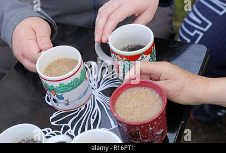 Rostock, Germania. 09Nov, 2018. Nella parte anteriore del bus a freddo dei senzatetto aiuti Rostock persone bisognose di raggiungere per tazze da caffè con motivi di Natale. L'associazione si occupa di circa 100 150 persone a Rostock. Secondo i Consigli di città, ci sono abbastanza posti per i senzatetto in sistemazione durante la stagione fredda. Credito: Bernd Wüstneck/dpa/Alamy Live News Foto Stock