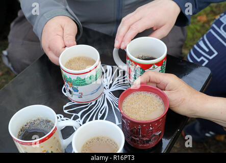 Rostock, Germania. 09Nov, 2018. Nella parte anteriore del bus a freddo dei senzatetto aiuti Rostock persone bisognose di raggiungere per tazze da caffè con motivi di Natale. L'associazione si occupa di circa 100 150 persone a Rostock. Secondo i Consigli di città, ci sono abbastanza posti per i senzatetto in sistemazione durante la stagione fredda. Credito: Bernd Wüstneck/dpa/Alamy Live News Foto Stock