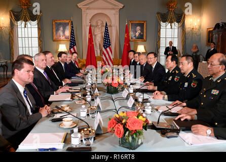 Washington, DC, Stati Uniti d'America. 9 Nov, 2018. Yang Jiechi 4 (R), un membro dell'ufficio politico del Partito Comunista della Cina (CPC) Comitato centrale e direttore dell ufficio della Commissione Affari Esteri del CPC Comitato Centrale, presiede la seconda Cina-STATI UNITI Diplomatica e di sicurezza il dialogo in Washington, DC, Stati Uniti, su nov. 9, 2018. Credito: Liu Jie/Xinhua/Alamy Live News Foto Stock