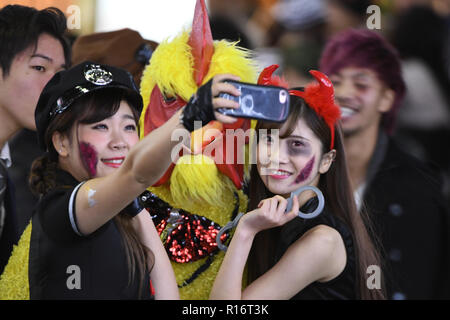 Shibuya, Tokyo, Giappone. 31 ott 2018. Frequentatori di Halloween dress up sui costumi durante il 2018 quartiere Shibuya notte di Halloween su Mercoledì 31 Ottobre, 2018. Shibuya è diventata la principale tappa per la festa di Halloween a Tokyo Giappone e continua è un unofficial evento di Halloween in cui migliaia di persone si riuniscono fino a mostrare la loro varietà di costumi. Foto di: Ramiro Agustin Vargas Tabares Credito: Ramiro Agustin Vargas Tabares/ZUMA filo/Alamy Live News Foto Stock