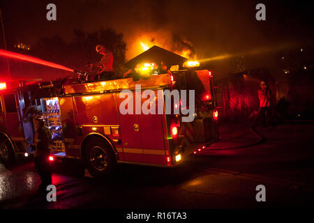 Malibu, California, USA. 9 Nov, 2018. Il lavoro dei vigili del fuoco per estinguere il fuoco Woolsey in Malibu, California. Credito: Joel Angelo Juarez/ZUMA filo/Alamy Live News Foto Stock