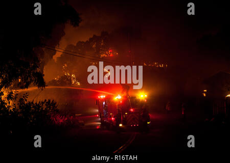 Malibu, California, USA. 9 Nov, 2018. Il lavoro dei vigili del fuoco per estinguere il fuoco Woolsey in Malibu, California. Credito: Joel Angelo Juarez/ZUMA filo/Alamy Live News Foto Stock