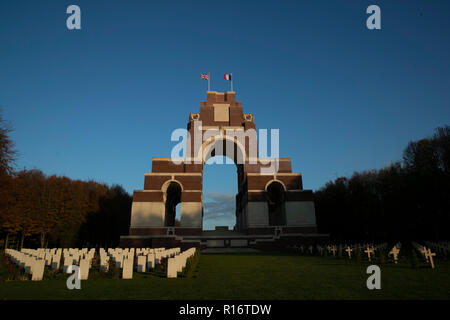 Thiepval. 9 Nov, 2018. Foto scattata il 9 novembre 9, 2018 mostra tombe di soldati sconosciuto presso il Memorial Thiepval nel nord della Francia. Il Presidente francese Emmanuel Macron e la visita del Primo Ministro britannico Theresa Maggio venerdì ha reso omaggio ai soldati caduti nella battaglia della Somme durante la Prima Guerra Mondiale nel nord della Francia. Credito: Han Ye/Xinhua/Alamy Live News Foto Stock